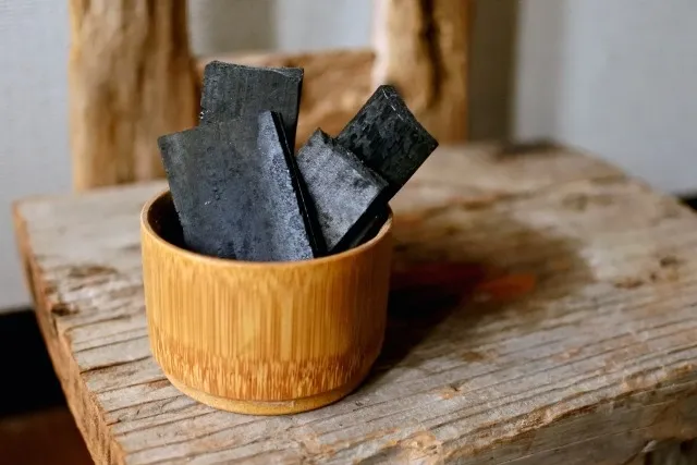 竹炭を使った美容で毛穴ケアや透明感アップを実感するための正しい活用法